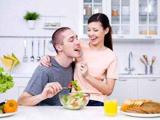 женщина кормит мужчину продуктами для естественного повышения потенции